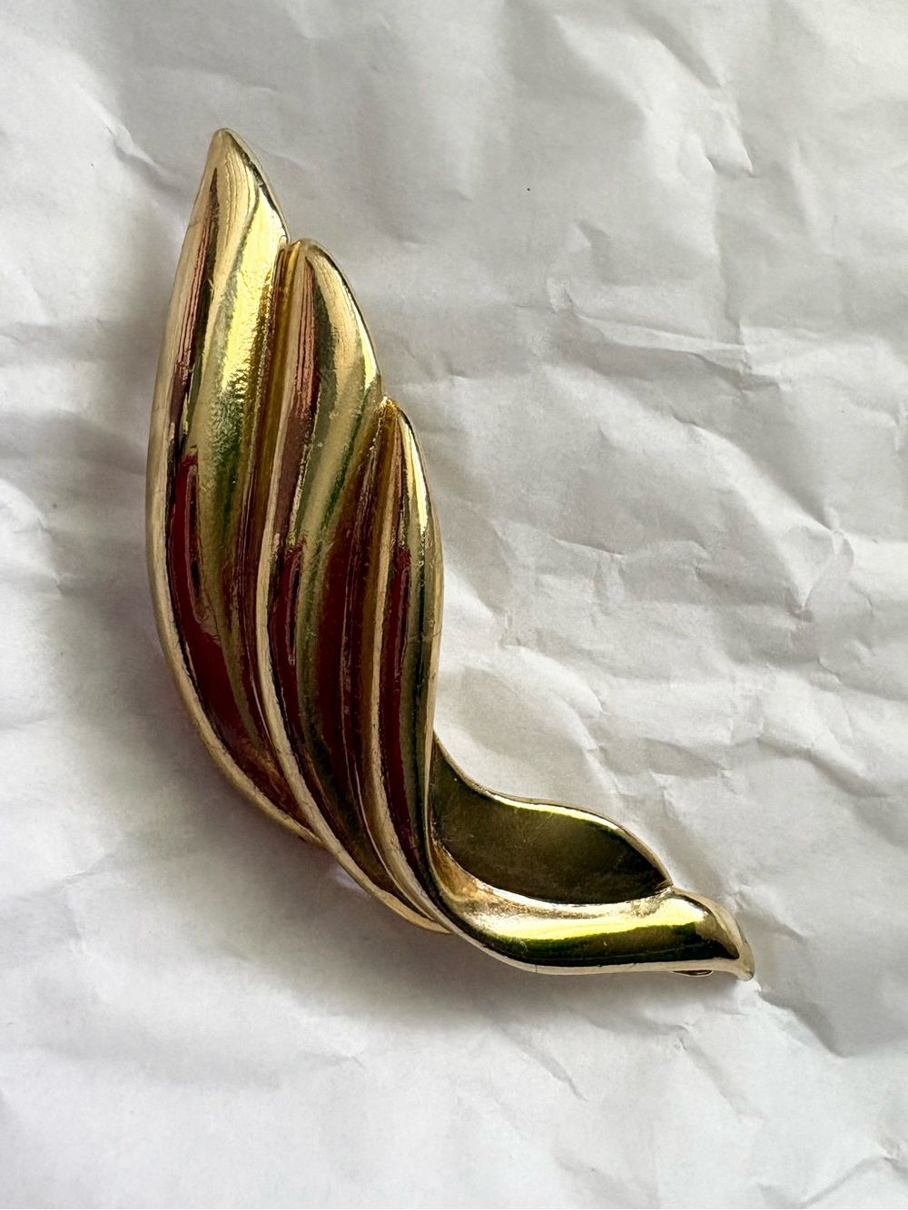 Vintage Gold Tone Brooch Pin Jewelry
 Wing-Shaped Decorative abstract 3”